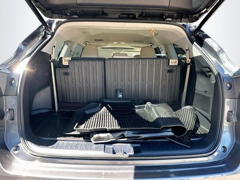 Used 2020 Toyota Highlander XLE AWD/4WD image 31