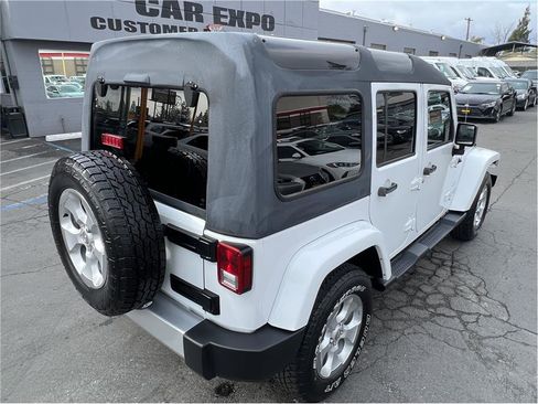Used 2015 Jeep Wrangler Unlimited Sahara w/ Connectivity Group image 41