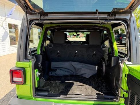 Used 2018 Jeep Wrangler Unlimited Sahara AWD/4WD image 9