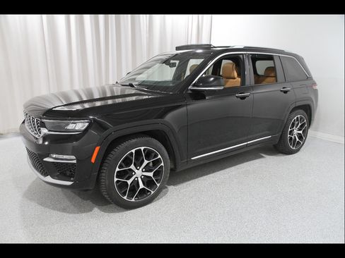 Used 2023 Jeep Grand Cherokee Summit AWD/4WD image 3