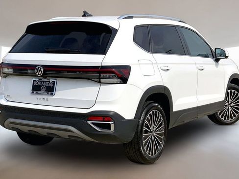 Used 2025 Volkswagen Taos SE FWD image 2