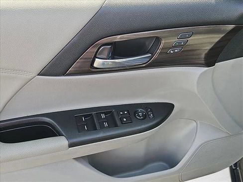 Used 2016 Honda Accord Touring image 10