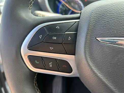 Used 2025 Chrysler Pacifica Select FWD image 18