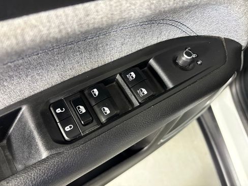 Used 2024 Jeep Compass Latitude image 15