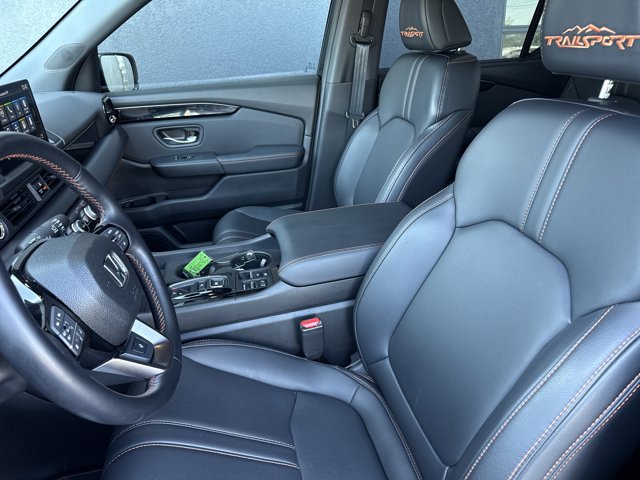 Used 2025 Honda Pilot TrailSport image 5