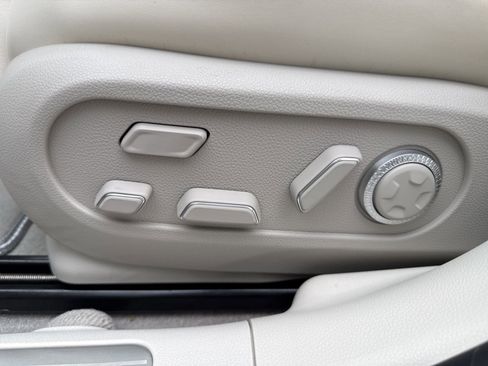 Used 2024 Genesis GV60 RWD image 42