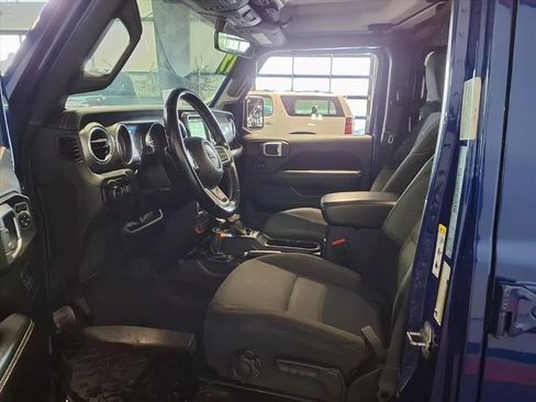 Used 2019 Jeep Wrangler Unlimited Sahara w/ Uconnect 4C Nav & Sound Group AWD/4WD image 18