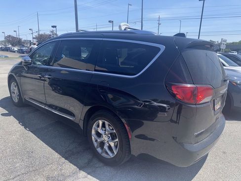 Used 2018 Chrysler Pacifica Limited FWD image 2