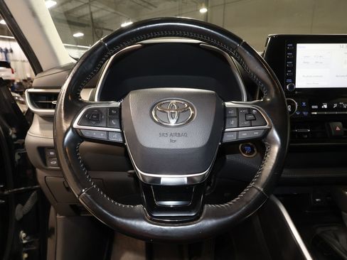 Used 2021 Toyota Highlander XLE AWD/4WD image 7