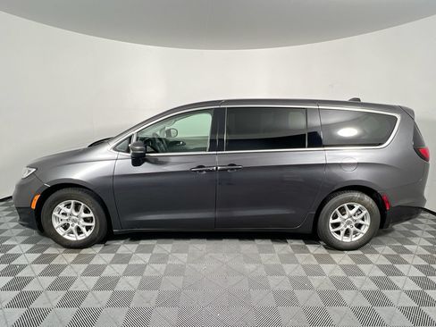 Used 2023 Chrysler Pacifica Touring-L FWD image 6