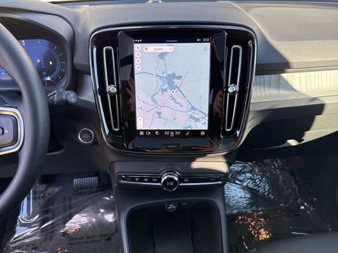 Certified 2025 Volvo XC40 B5 Core w/ Protection Package Premier image 15