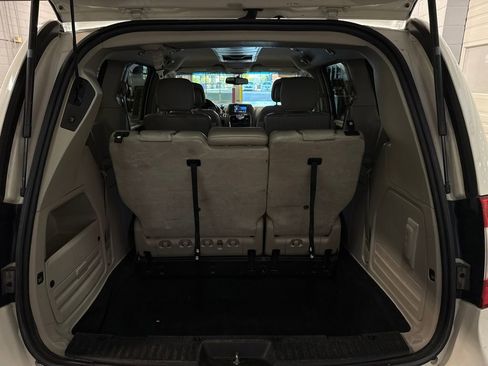 Used 2013 Chrysler Town & Country Touring FWD image 11