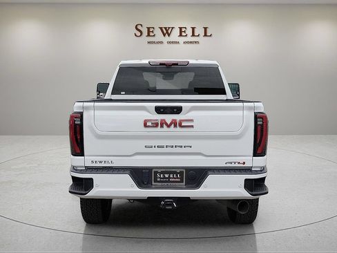 Used 2025 GMC Sierra 2500 AT4 w/ AT4 Premium Plus Package AWD/4WD image 4