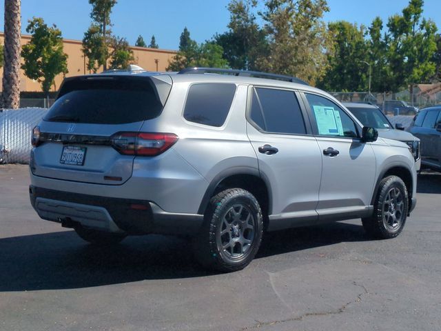 Used 2025 Honda Pilot TrailSport image 3