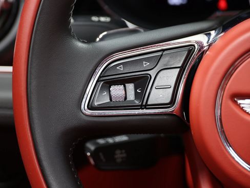 Used 2022 Bentley Bentayga AWD/4WD image 35