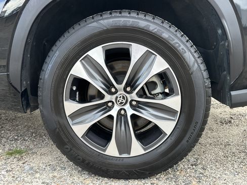 Used 2022 Toyota Highlander XLE FWD image 22