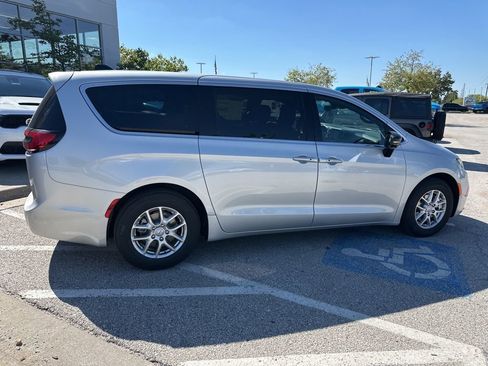 New 2026 Chrysler Pacifica Select image 32
