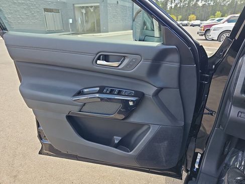 New 2026 Nissan Pathfinder Platinum w/ Accent Package FWD image 32