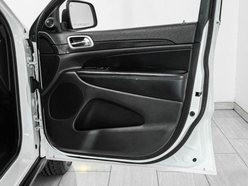 Used 2018 Jeep Grand Cherokee Laredo image 37