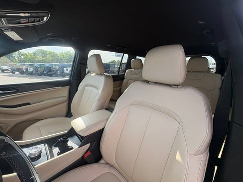 Used 2025 Jeep Grand Cherokee L Limited RWD image 13