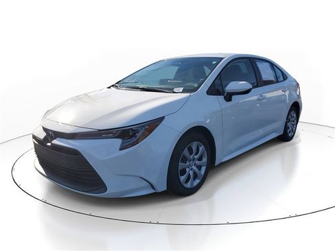 Used 2025 Toyota Corolla LE image 3