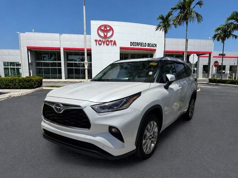 Used 2023 Toyota Highlander Limited FWD image 3