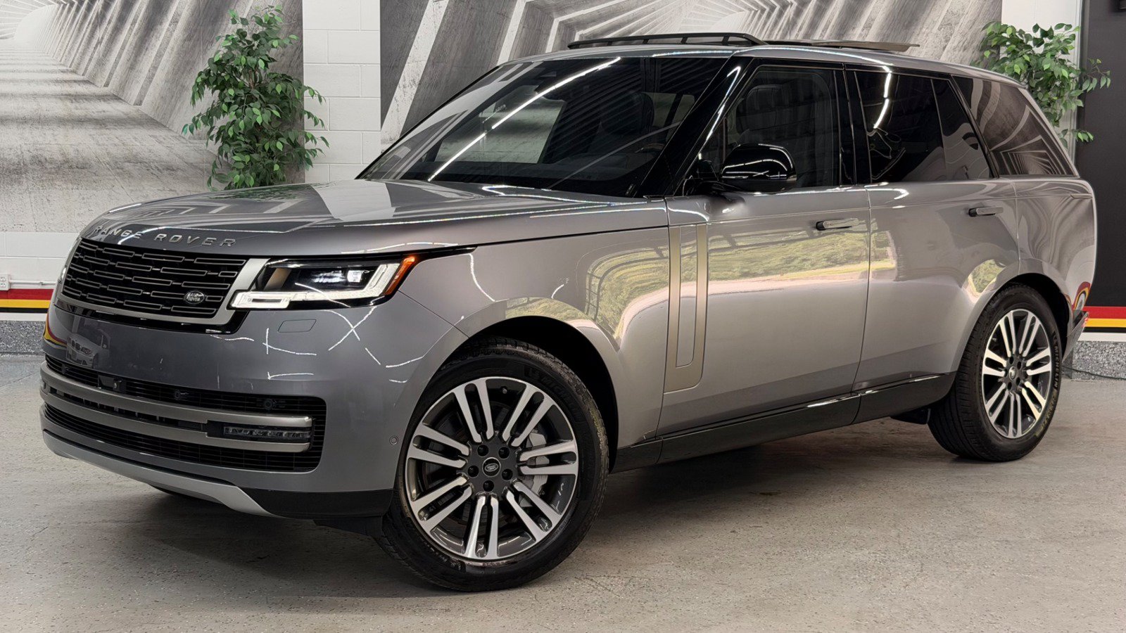 Used 2023 Land Rover Range Rover SE AWD/4WD image 3