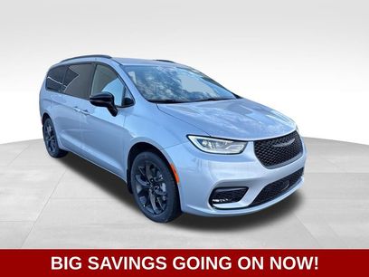 New 2026 Chrysler Pacifica Select w/ S Appearance Package