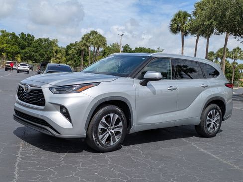 Used 2022 Toyota Highlander XLE FWD image 2