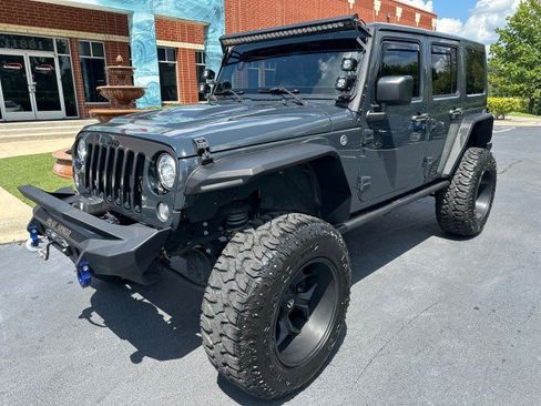 Used 2018 Jeep Wrangler Unlimited Sahara AWD/4WD image 12