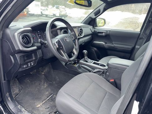 Used 2017 Toyota Tacoma TRD Sport image 9