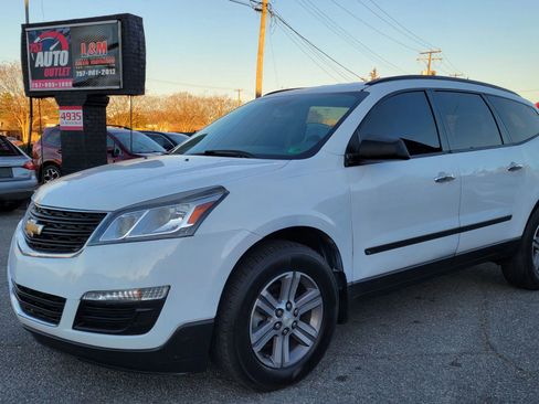 Used 2017 Chevrolet Traverse LS image 1
