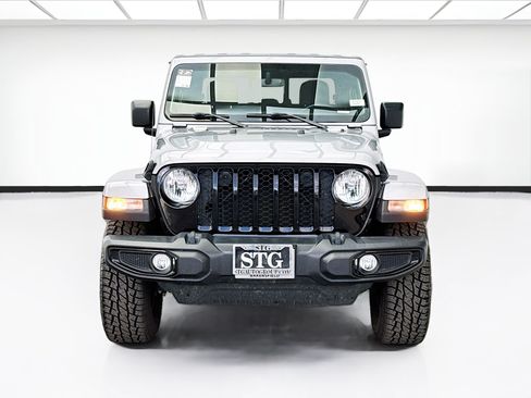 Used 2021 Jeep Gladiator Sport AWD/4WD image 2