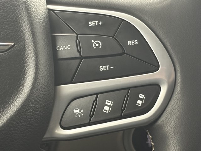 Used 2024 Chrysler Pacifica Touring-L FWD image 16