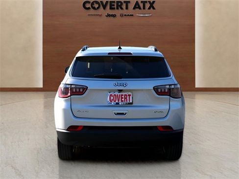 Used 2024 Jeep Compass Latitude image 4