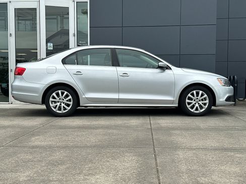 Used 2013 Volkswagen Jetta SE FWD image 2