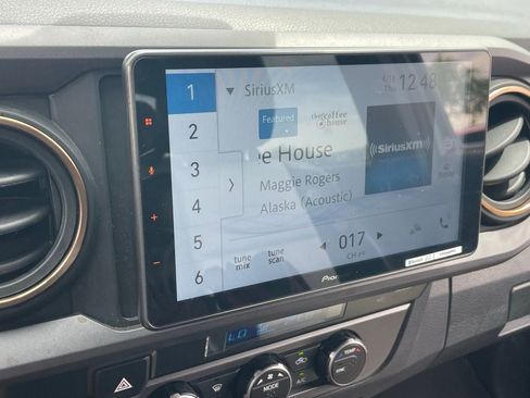 Used 2022 Toyota Tacoma TRD Off-Road image 9