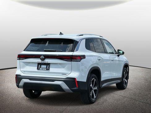Used 2025 Volkswagen Tiguan SE AWD/4WD image 4