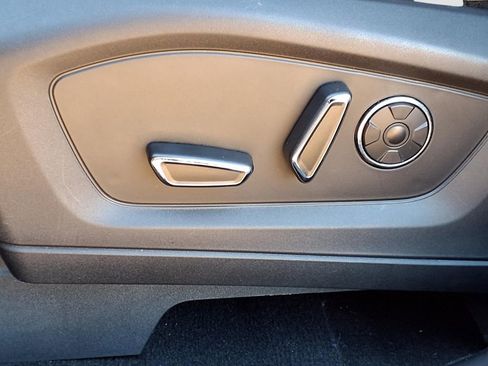 Used 2020 Ford Explorer Platinum w/ Premium Technology Package image 24