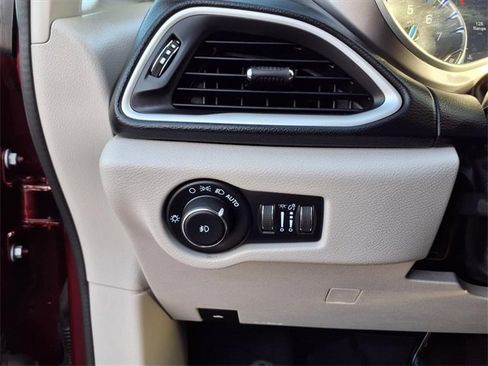 Used 2021 Chrysler Pacifica Touring-L image 65