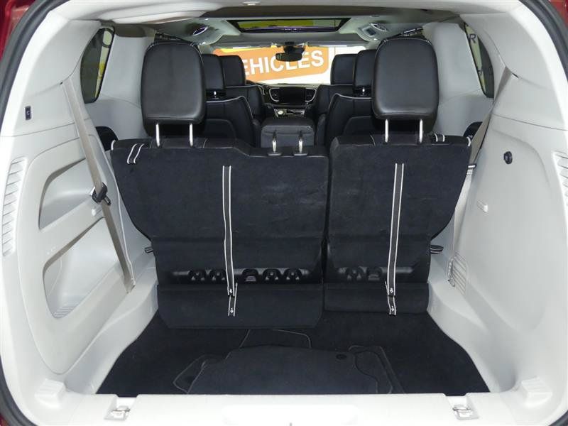 Used 2023 Chrysler Pacifica Limited AWD/4WD image 32