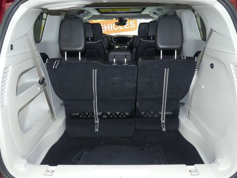 Used 2023 Chrysler Pacifica Limited image 32