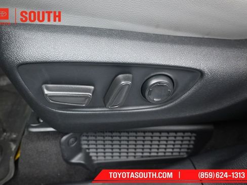 Used 2025 Toyota Sienna XLE FWD image 25