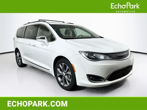 Used 2020 Chrysler Pacifica Limited w/ Tire & Wheel Group FWD image 1