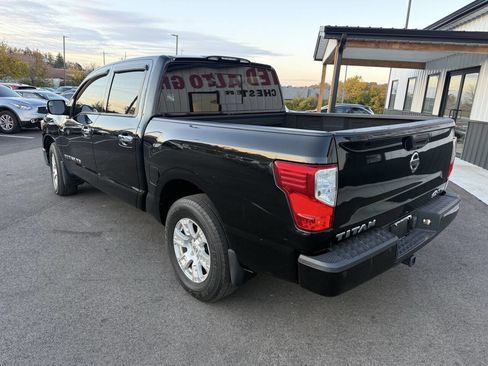Used 2018 Nissan Titan SV w/ SV Convenience Package image 11