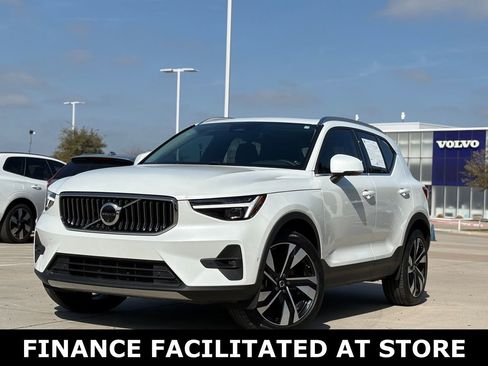 Certified 2025 Volvo XC40 B5 Plus image 2