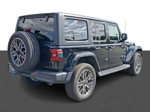 Used 2023 Jeep Wrangler Unlimited Sahara w/ Cold Weather Group AWD/4WD image 7