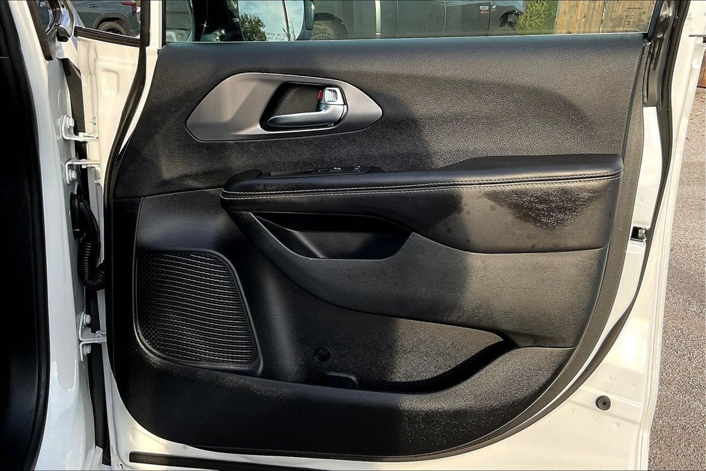 Used 2026 Chrysler Pacifica Select FWD image 20