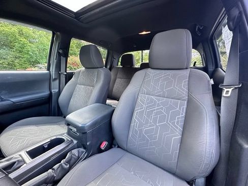 Used 2017 Toyota Tacoma TRD Off-Road w/ Premium & Technology Package AWD/4WD image 12