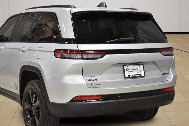 Used 2023 Jeep Grand Cherokee Limited w/ Black Appearance Package AWD/4WD image 36